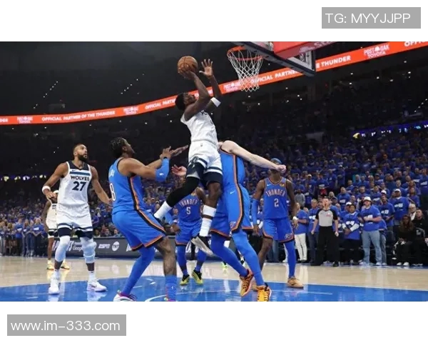 爱德华兹首节火力全开半场高效得分助球队继续进攻展现强大实力 爱德华兹首节火力全开半场高效得分助球队继续进攻展现强大实力