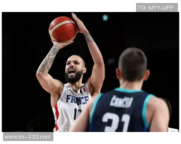 外线火力全开8号秀杰明半场三分命中率高达67贡献12分正负值9