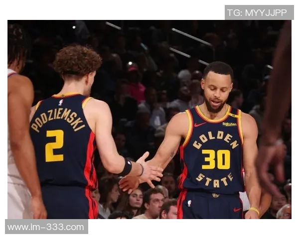 库里父子亲访杜克男篮更衣室斯蒂芬与新星卡梅隆布泽尔同框合影